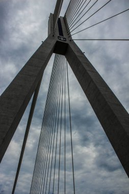 Modern köprü gökyüzüne karşı. Arka plan.