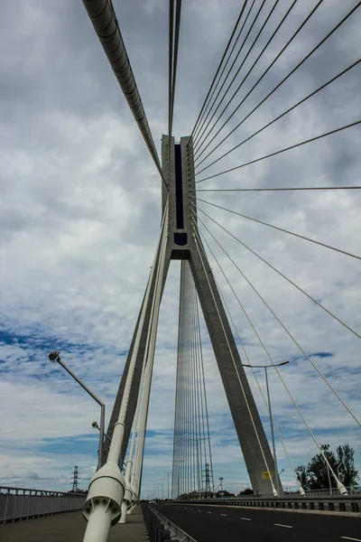 Ponte Moderna Contra Céu Contexto — Fotografia de Stock