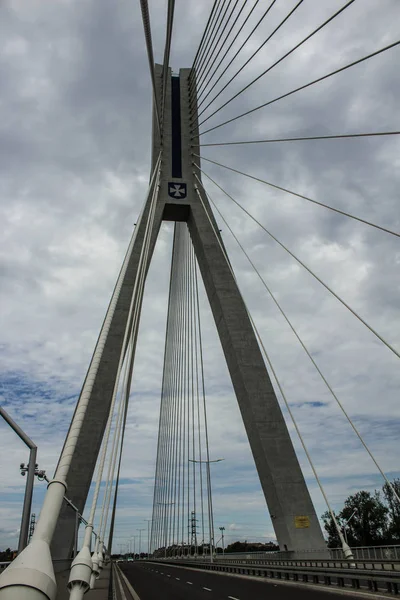 Modern köprü gökyüzüne karşı. Arka plan.