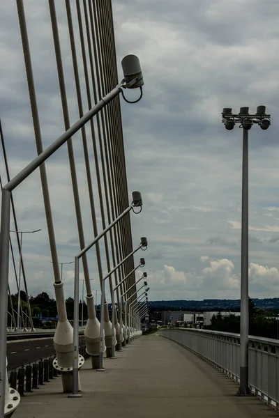 Modern köprü gökyüzüne karşı. Arka plan.