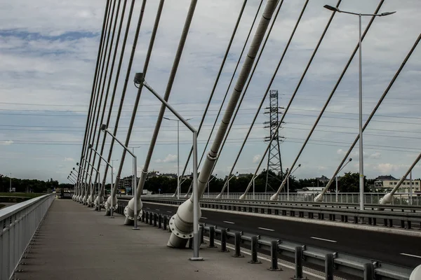 Modern köprü gökyüzüne karşı. Arka plan.