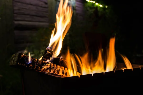 Barbacoa Por Noche Una Hermosa Hoguera Fondo Casa — Foto de Stock