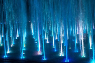 Işık ışınları Dünya'dan geliyor. Siber. Mavi soyutlama. Arka plan.