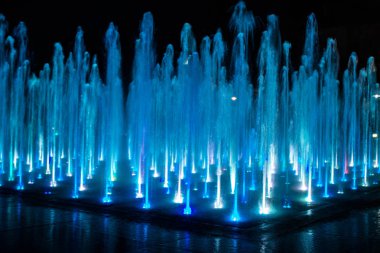 Gece aydınlatmalı renkli bir çeşme. Muhteşem bir çeşme. Arka plan.