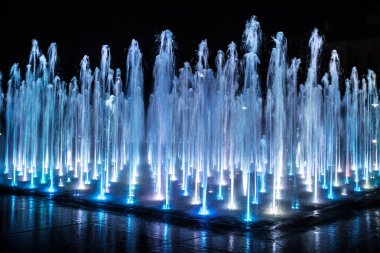 Gece aydınlatmalı renkli bir çeşme. Muhteşem bir çeşme. Arka plan.