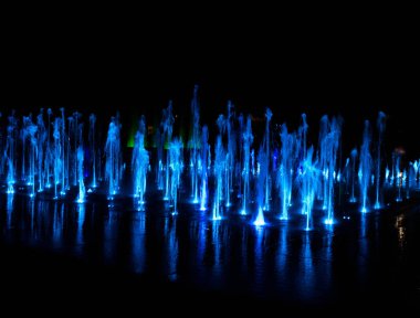 Gece aydınlatmalı renkli bir çeşme. Muhteşem bir çeşme. Arka plan.