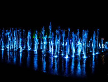 Gece aydınlatmalı renkli bir çeşme. Muhteşem bir çeşme. Arka plan.