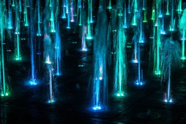 Gece aydınlatmalı renkli bir çeşme. Muhteşem bir çeşme. Arka plan.