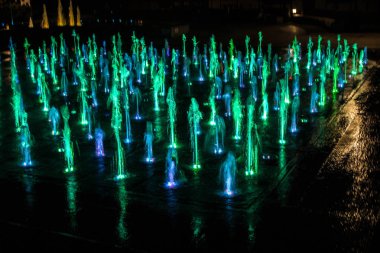 Gece aydınlatmalı renkli bir çeşme. Muhteşem bir çeşme. Arka plan.