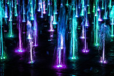 Gece aydınlatmalı renkli bir çeşme. Muhteşem bir çeşme. Arka plan.