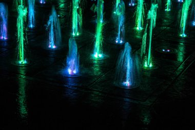 Gece aydınlatmalı renkli bir çeşme. Muhteşem bir çeşme. Arka plan.