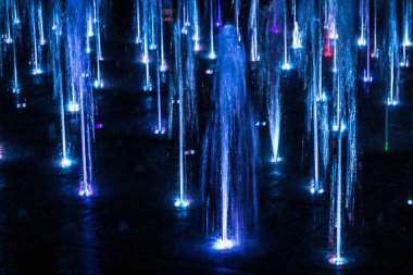 Gece aydınlatmalı renkli bir çeşme. Muhteşem bir çeşme. Arka plan.