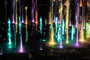 Gece aydınlatmalı renkli bir çeşme. Muhteşem bir çeşme. Arka plan.