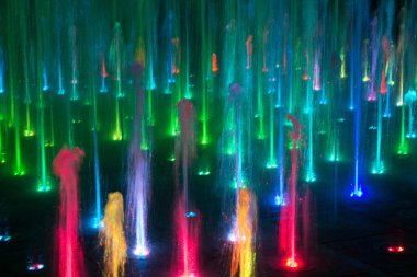 Gece aydınlatmalı renkli bir çeşme. Muhteşem bir çeşme. Arka plan.