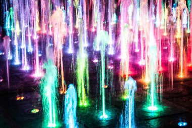Gece aydınlatmalı renkli bir çeşme. Muhteşem bir çeşme. Arka plan.