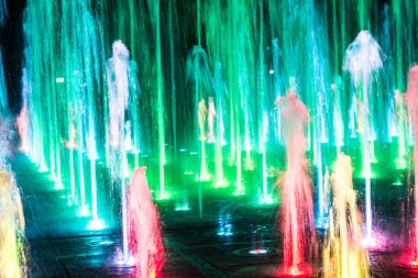 Gece aydınlatmalı renkli bir çeşme. Muhteşem bir çeşme. Arka plan.