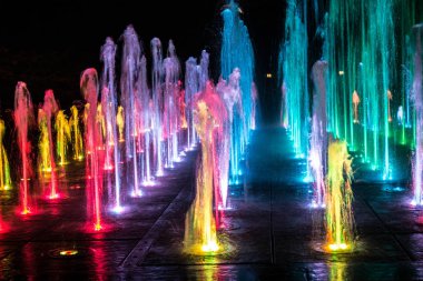 Gece aydınlatmalı renkli bir çeşme. Muhteşem bir çeşme. Arka plan.