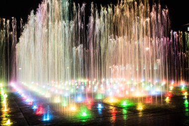 Gece aydınlatmalı renkli bir çeşme. Muhteşem bir çeşme. Arka plan.