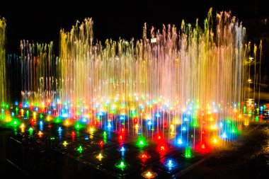 Gece aydınlatmalı renkli bir çeşme. Muhteşem bir çeşme. Arka plan.