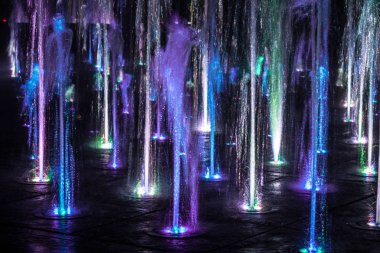 Gece aydınlatmalı renkli bir çeşme. Muhteşem bir çeşme. Arka plan.