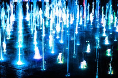 Gece aydınlatmalı renkli bir çeşme. Muhteşem bir çeşme. Arka plan.