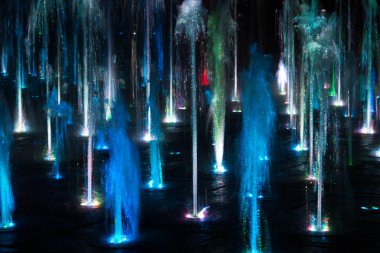 Gece aydınlatmalı renkli bir çeşme. Muhteşem bir çeşme. Arka plan.