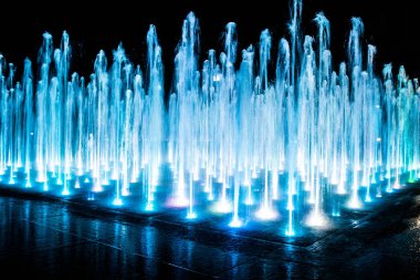 Gece aydınlatmalı renkli bir çeşme. Muhteşem bir çeşme. Arka plan.