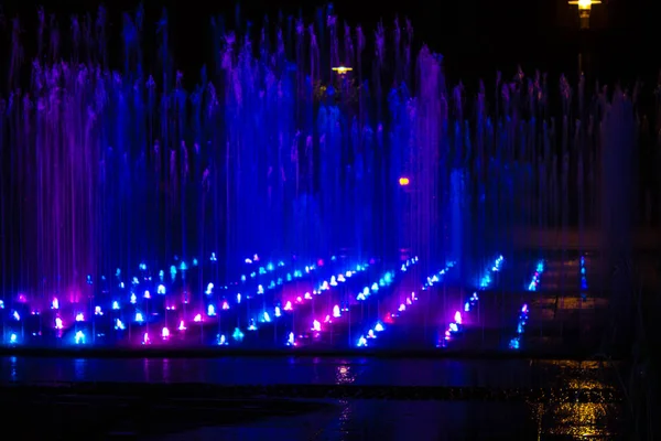 Ein Farbiger Springbrunnen Mit Nächtlicher Beleuchtung Ein Fabelhafter Brunnen Hintergrund — Stockfoto