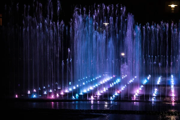 Una Fuente Colores Con Iluminación Por Noche Una Fuente Fabulosa —  Fotos de Stock