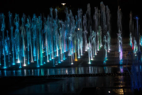 Una Fuente Colores Con Iluminación Por Noche Una Fuente Fabulosa — Foto de Stock