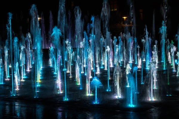 Ein Farbiger Springbrunnen Mit Nächtlicher Beleuchtung Ein Fabelhafter Brunnen Hintergrund — Stockfoto