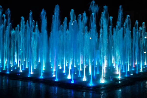 Ein Farbiger Springbrunnen Mit Nächtlicher Beleuchtung Ein Fabelhafter Brunnen Hintergrund — Stockfoto