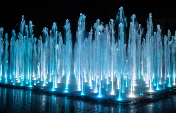 Ein Farbiger Springbrunnen Mit Nächtlicher Beleuchtung Ein Fabelhafter Brunnen Hintergrund — Stockfoto