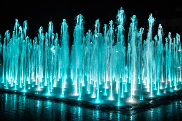 Gece aydınlatmalı renkli bir çeşme. Muhteşem bir çeşme. Arka plan.