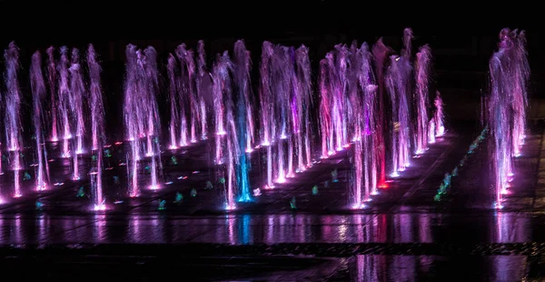 Цветной Фонтан Подсветкой Ночью Потрясающий Фонтан Фон — стоковое фото