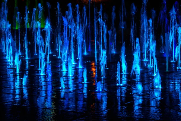 在夜间照明的彩色喷泉 一个美妙的喷泉 — 图库照片