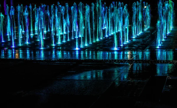 Ein Farbiger Springbrunnen Mit Nächtlicher Beleuchtung Ein Fabelhafter Brunnen Hintergrund — Stockfoto