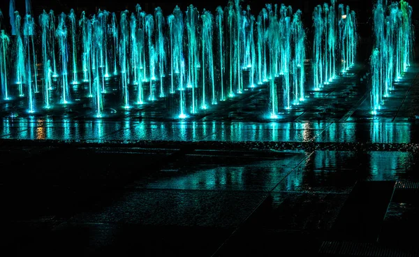 Ein Farbiger Springbrunnen Mit Nächtlicher Beleuchtung Ein Fabelhafter Brunnen Hintergrund — Stockfoto