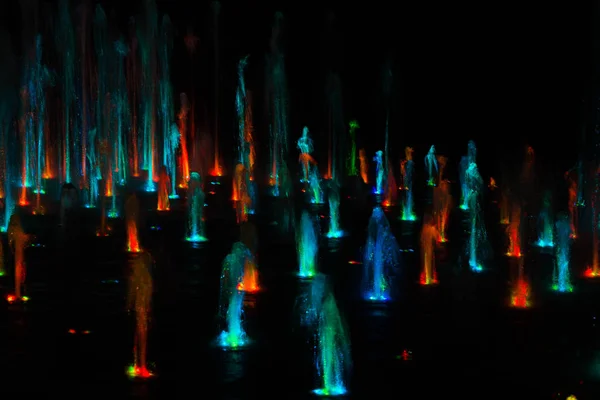 Gece aydınlatmalı renkli bir çeşme. Muhteşem bir çeşme. Arka plan.