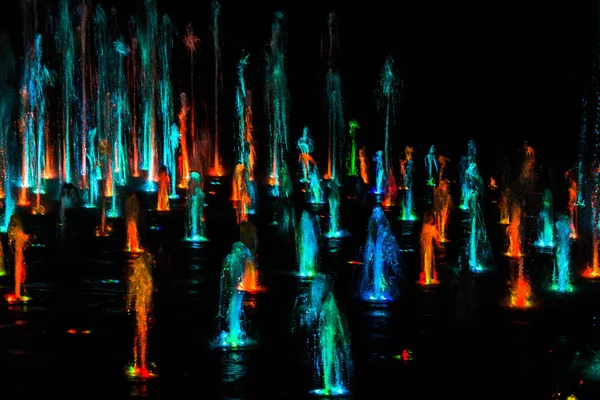 Een Gekleurde Fontein Met Verlichting Nachts Een Prachtige Fontein Achtergrond — Stockfoto