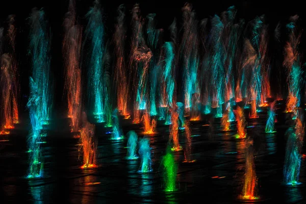 Uma Fonte Colorida Com Iluminação Noite Uma Fonte Fabulosa Contexto — Fotografia de Stock