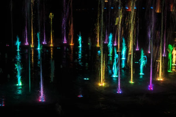 Een Gekleurde Fontein Met Verlichting Nachts Een Prachtige Fontein Achtergrond — Stockfoto