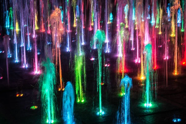 在夜间照明的彩色喷泉 一个美妙的喷泉 — 图库照片