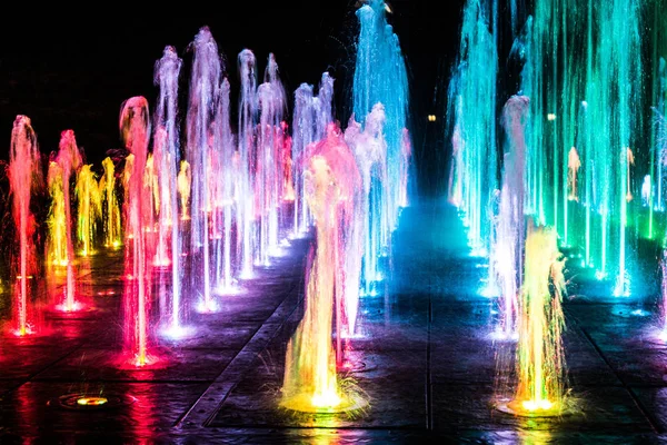 Una Fuente Colores Con Iluminación Por Noche Una Fuente Fabulosa —  Fotos de Stock