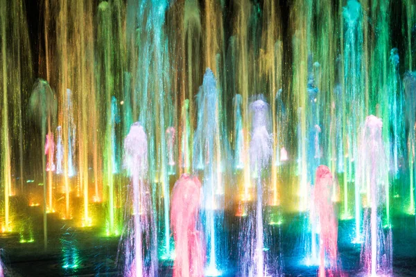 Een Gekleurde Fontein Met Verlichting Nachts Een Prachtige Fontein Achtergrond — Stockfoto