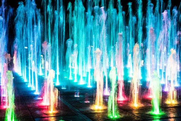Una Fuente Colores Con Iluminación Por Noche Una Fuente Fabulosa —  Fotos de Stock