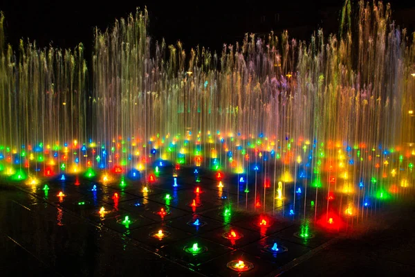 Ein Farbiger Springbrunnen Mit Nächtlicher Beleuchtung Ein Fabelhafter Brunnen Hintergrund — Stockfoto