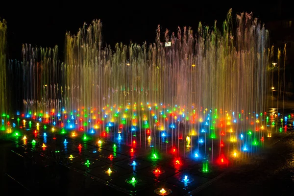 Ein Farbiger Springbrunnen Mit Nächtlicher Beleuchtung Ein Fabelhafter Brunnen Hintergrund — Stockfoto