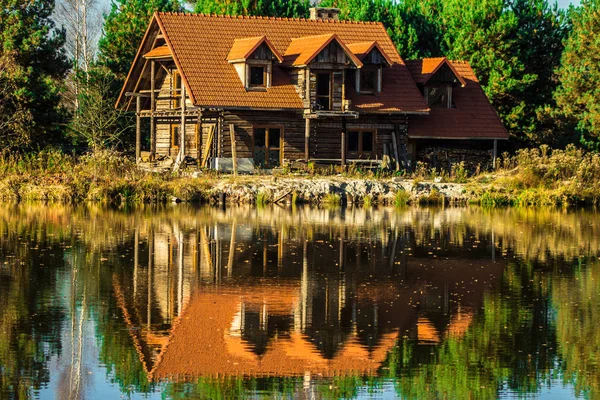 Beautiful House Reflected Lake Autumn Landscape — Stock Photo, Image