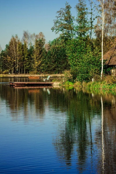 Rocking Chair Aan Rivieroever Herfst Landschap — Stockfoto